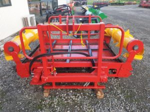 bale feeder to feed out silage or hay to farmers stock